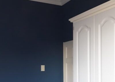 Dark blue wall paint for Dubai apartment move-out